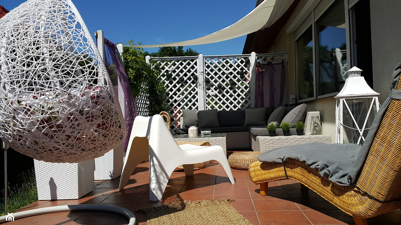 Mój wymarzony taras pod chmurką - Średni z meblami ogrodowymi z fotelem wiszącym taras z tyłu domu, styl nowoczesny - zdjęcie od Marzena Turkot - Homebook