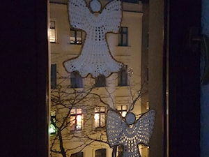 Recznie robione anioly przez tesciowa zdobia nasze okna . - zdjęcie od oliwerioskar
