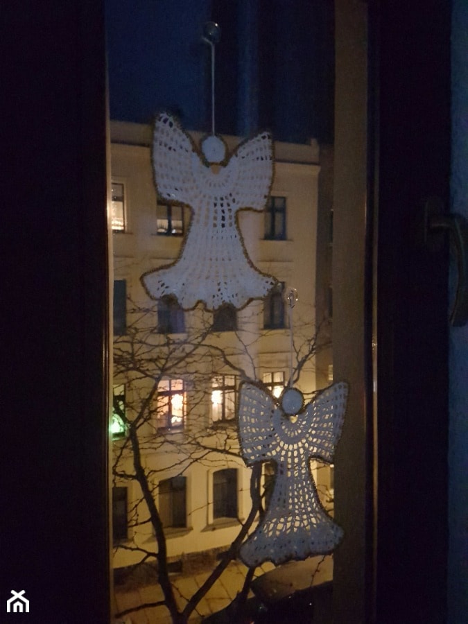 Recznie robione anioly przez tesciowa zdobia nasze okna . - zdjęcie od oliwerioskar - Homebook