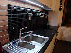 projekt kuchni i łazienki w mieszkaniu prywatnym - Średnia zamknięta biała czarna z zabudowaną lodówką z nablatowym zlewozmywakiem kuchnia jednorzędowa z oknem, styl nowoczesny - zdjęcie od mCube strefa wnętrz