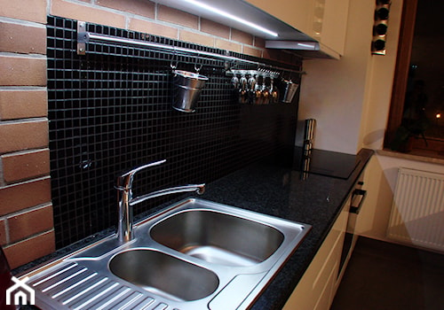 projekt kuchni i łazienki w mieszkaniu prywatnym - Średnia zamknięta biała czarna z zabudowaną lodówką z nablatowym zlewozmywakiem kuchnia jednorzędowa z oknem, styl nowoczesny - zdjęcie od mCube strefa wnętrz