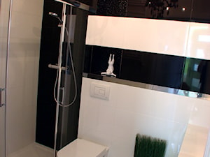 :::Projekt łazienki - czerń i biel w eleganckim wydaniu::: - Łazienka, styl nowoczesny - zdjęcie od mCube strefa wnętrz