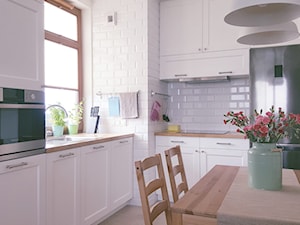 Mieszkanie 43 m2 - Średnia otwarta biała z zabudowaną lodówką kuchnia w kształcie litery l - zdjęcie od Novel Studio