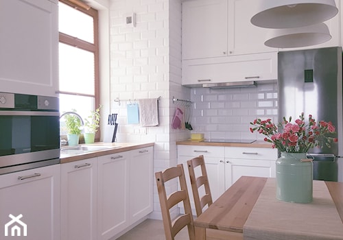 Mieszkanie 43 m2 - Średnia otwarta biała z zabudowaną lodówką kuchnia w kształcie litery l - zdjęcie od Novel Studio