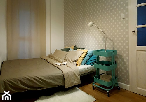 Mieszkanie 43 m2 - Mała beżowa biała sypialnia - zdjęcie od Novel Studio