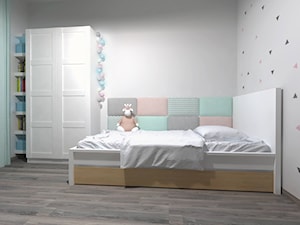 Średni biały z panelami tapicerowanymi pokój dziecka dla dziecka dla nastolatka dla dziewczynki - zdjęcie od Novel Studio