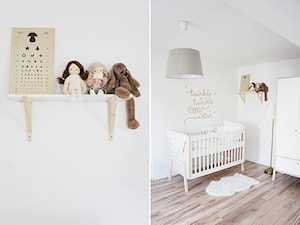 Na półce siedzą dwie lale Waldorfskie i brązowy królik :) Obok tablica okulistyczna dla dzieci - rodzinna pamiątka - zdjęcie od Kasia S-W