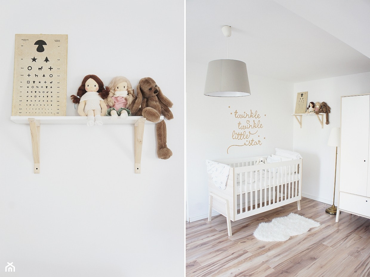 Na półce siedzą dwie lale Waldorfskie i brązowy królik :) Obok tablica okulistyczna dla dzieci - rodzinna pamiątka - zdjęcie od Kasia S-W - Homebook