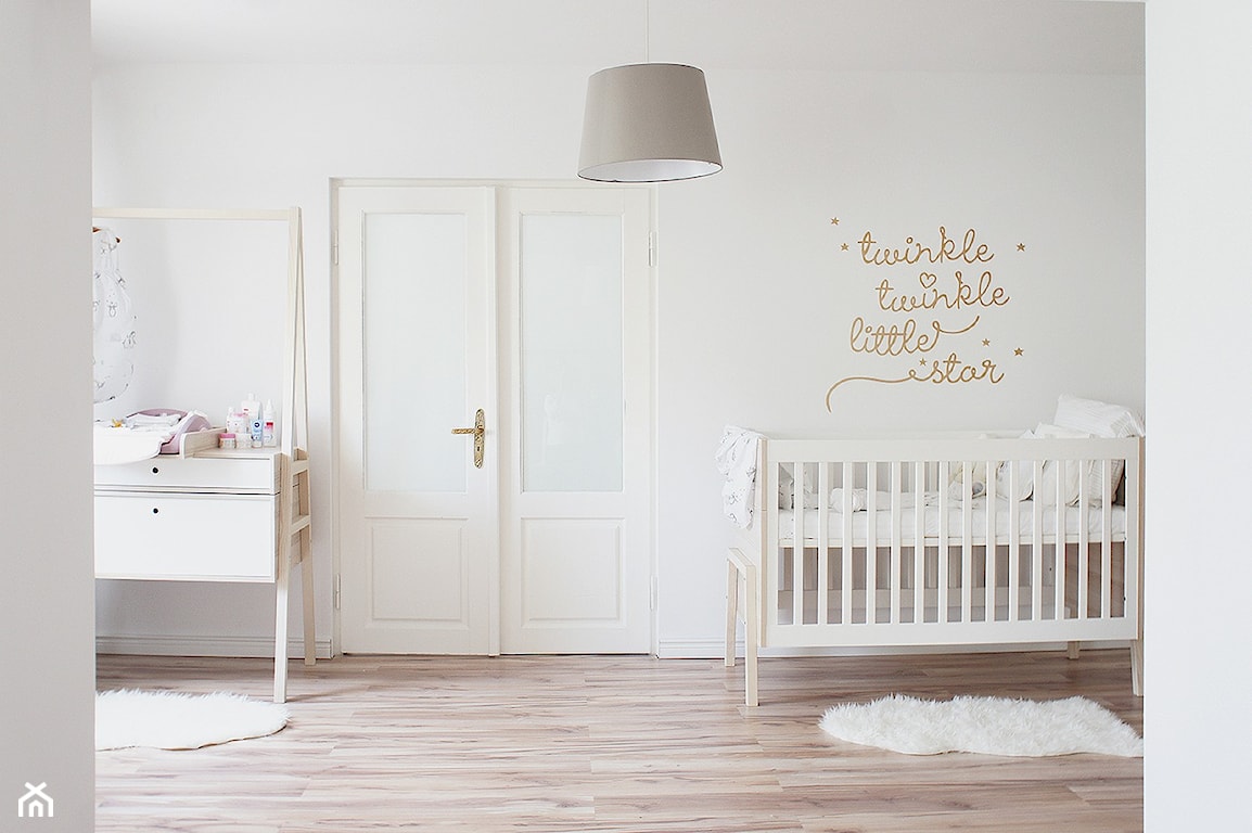 biały pokój dla niemowlaka