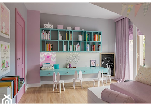 Dom 160 - Średni różowy szary pokój dziecka dla dziecka dla dziewczynki, styl nowoczesny - zdjęcie od BLUETARPAN