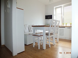 Kuchnia i jadalnia - Mała biała jadalnia jako osobne pomieszczenie - zdjęcie od anjja89