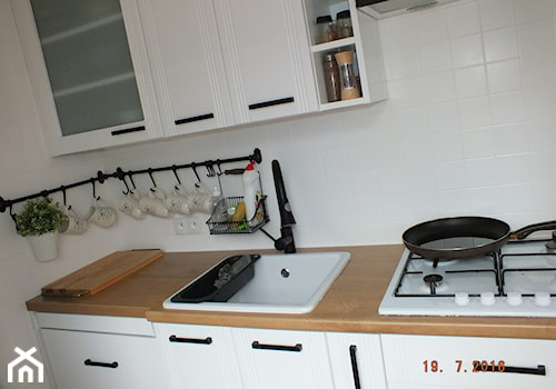 Kuchnia i jadalnia - Mała biała z podblatowym zlewozmywakiem kuchnia jednorzędowa - zdjęcie od anjja89