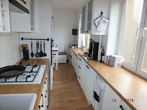 Kuchnia i jadalnia - Duża zamknięta beżowa biała z lodówką wolnostojącą z nablatowym zlewozmywakiem kuchnia dwurzędowa - zdjęcie od anjja89