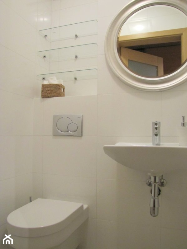 metamorfoza mieszkania - 15 dni za 15 tys złotych. - Mała bez okna z lustrem łazienka, styl tradycyjny - zdjęcie od home2sell - Homebook