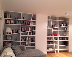 metamorfoza mieszkania w Gdyni - Średni biały salon z bibiloteczką, styl minimalistyczny - zdjęcie od home2sell - Homebook
