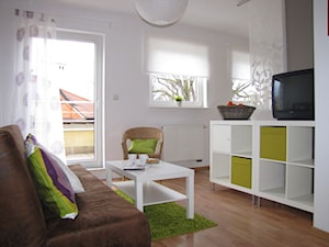 home staging kawalerki w Gdyni - Średni biały szary salon z tarasem / balkonem - zdjęcie od home2sell