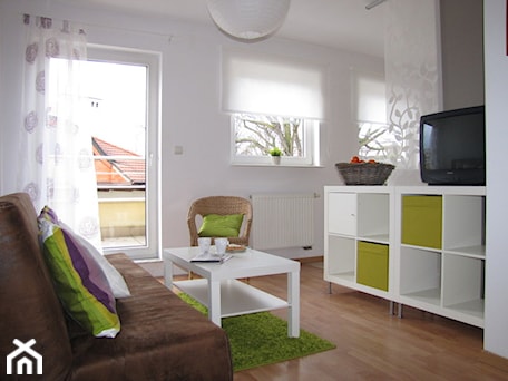 Aranżacje wnętrz - Salon: home staging kawalerki w Gdyni - Średni biały szary salon z tarasem / balkonem - home2sell. Przeglądaj, dodawaj i zapisuj najlepsze zdjęcia, pomysły i inspiracje designerskie. W bazie mamy już prawie milion fotografii!