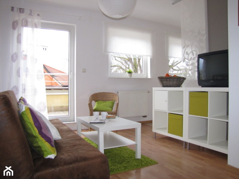 home staging kawalerki w Gdyni - Średni biały szary salon z tarasem / balkonem - zdjęcie od home2sell