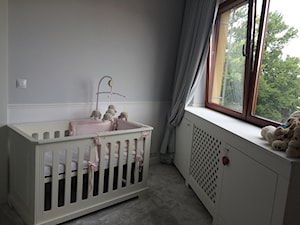 metamorfoza - pokój malutkiej Tośki. - Mały biały szary pokój dziecka dla niemowlaka dla chłopca dla dziewczynki - zdjęcie od home2sell