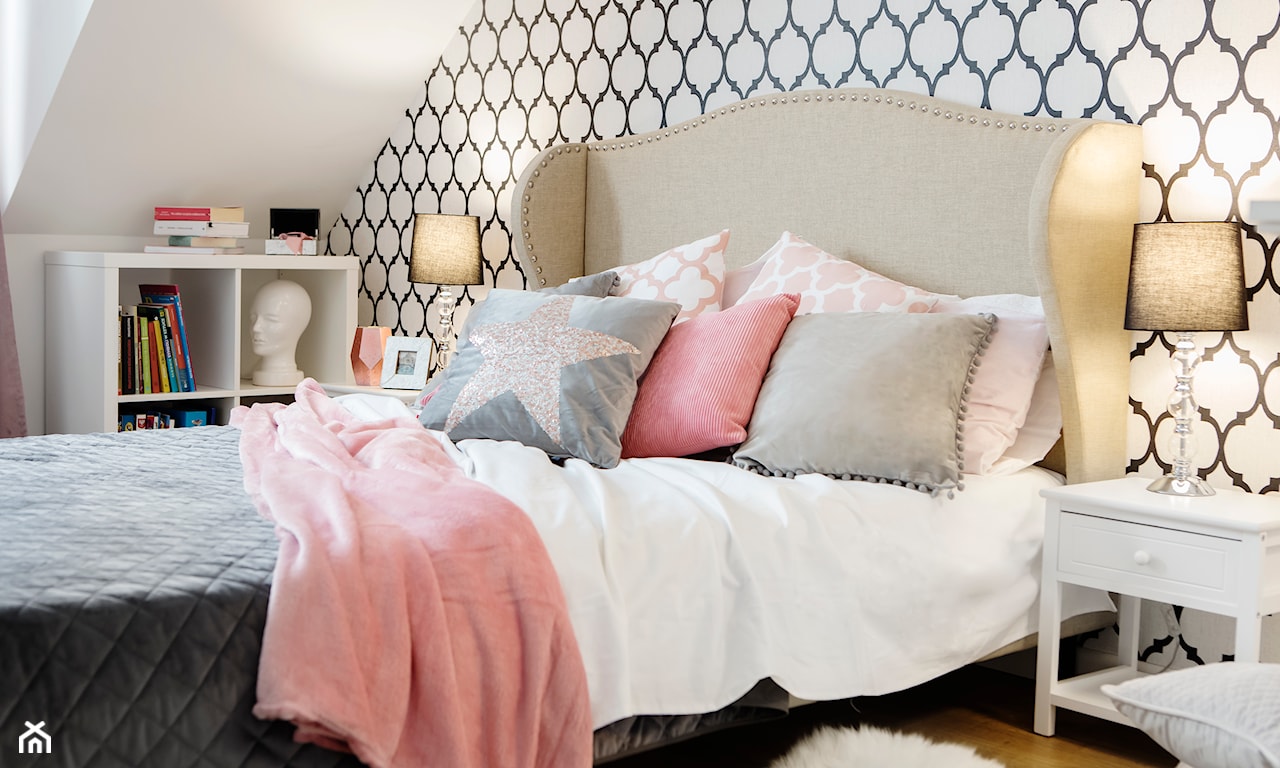 sypialnia z tapetą w marokańską kończynę, sypialnia z różowymi dodatkami