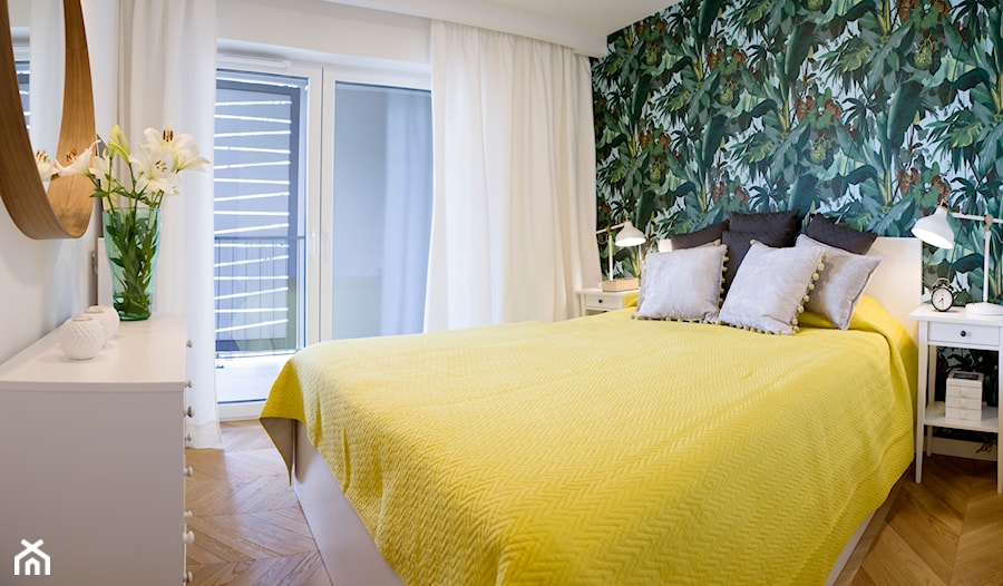 Apartament 60-metrowy w Kielcach. Sypialnia - Średnia biała sypialnia z balkonem / tarasem, styl nowoczesny - zdjęcie od Paweł Liszewski