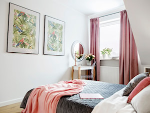 Kilka gram Nowego Jorku - Mała biała sypialnia na poddaszu, styl nowoczesny - zdjęcie od Paweł Liszewski