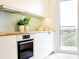 Apartament 60-metrowy w Kielcach - całość - Biała z zabudowaną lodówką kuchnia z oknem, styl nowoczesny - zdjęcie od Paweł Liszewski