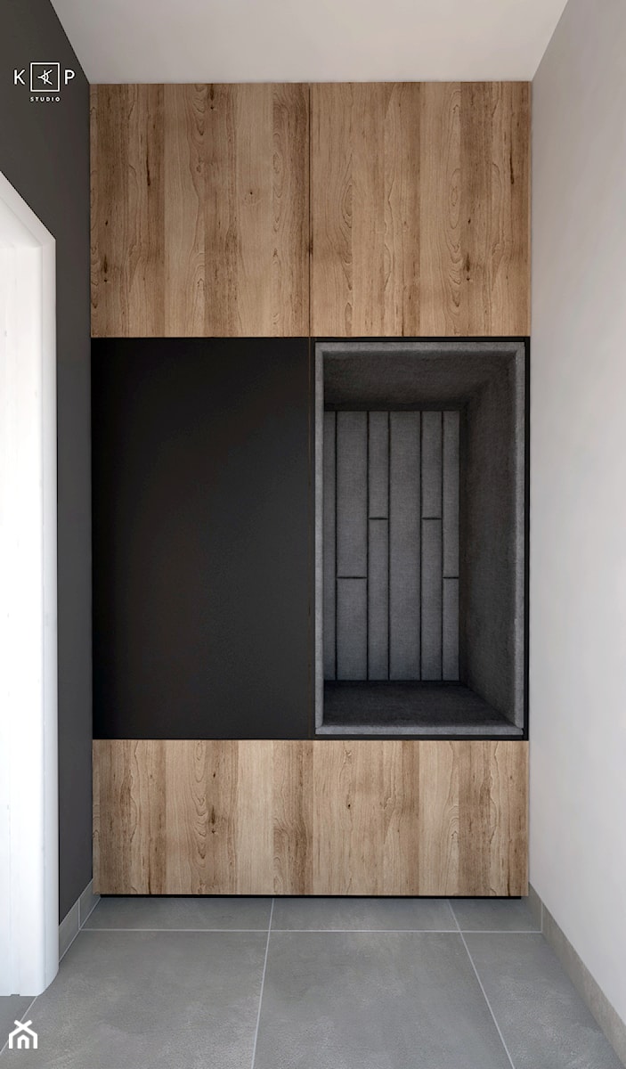 Przestronna szafa w korytarzy z tapicerowaną wnęką - zdjęcie od KPstudio