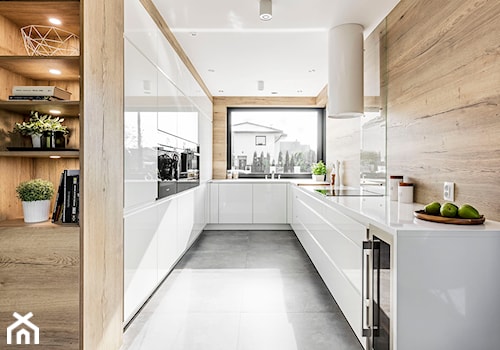 Kuchnia w Legnicy - Duża otwarta beżowa biała z zabudowaną lodówką kuchnia w kształcie litery u z oknem - zdjęcie od STRAŻYŃSKI STUDIO