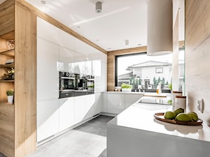 Kuchnia w Legnicy - Duża otwarta z salonem biała z zabudowaną lodówką z podblatowym zlewozmywakiem ... - zdjęcie od STRAŻYŃSKI STUDIO