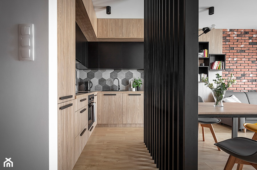 Mieszkanie w Wolsztynie 2 - Średnia otwarta z salonem szara z zabudowaną lodówką z nablatowym zlewozmywakiem kuchnia w kształcie litery l - zdjęcie od STRAŻYŃSKI STUDIO