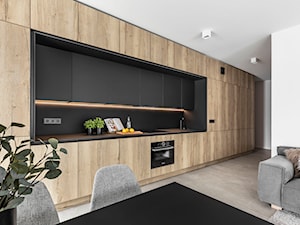 Mieszkanie w Katowicach - Duża otwarta z salonem z kamiennym blatem biała czarna szara z zabudowaną lodówką z podblatowym zlewozmywakiem kuchnia jednorzędowa - zdjęcie od STRAŻYŃSKI STUDIO