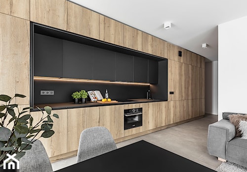Mieszkanie w Katowicach - Duża otwarta z salonem z kamiennym blatem biała czarna szara z zabudowaną lodówką z podblatowym zlewozmywakiem kuchnia jednorzędowa - zdjęcie od STRAŻYŃSKI STUDIO