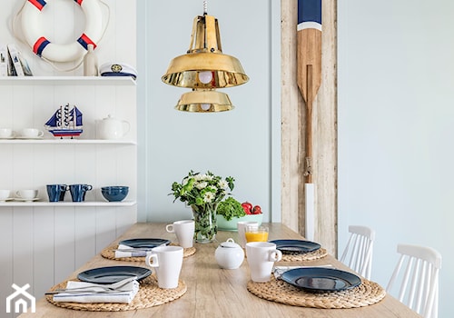 Apartament w Rewalu - Mała biała jadalnia w salonie w kuchni jako osobne pomieszczenie - zdjęcie od STRAŻYŃSKI STUDIO