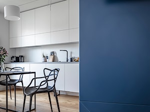 Mieszkanie w Poznaniu 4 - Średnia otwarta z kamiennym blatem biała z zabudowaną lodówką z nablatowym zlewozmywakiem kuchnia w kształcie litery l z oknem - zdjęcie od STRAŻYŃSKI STUDIO