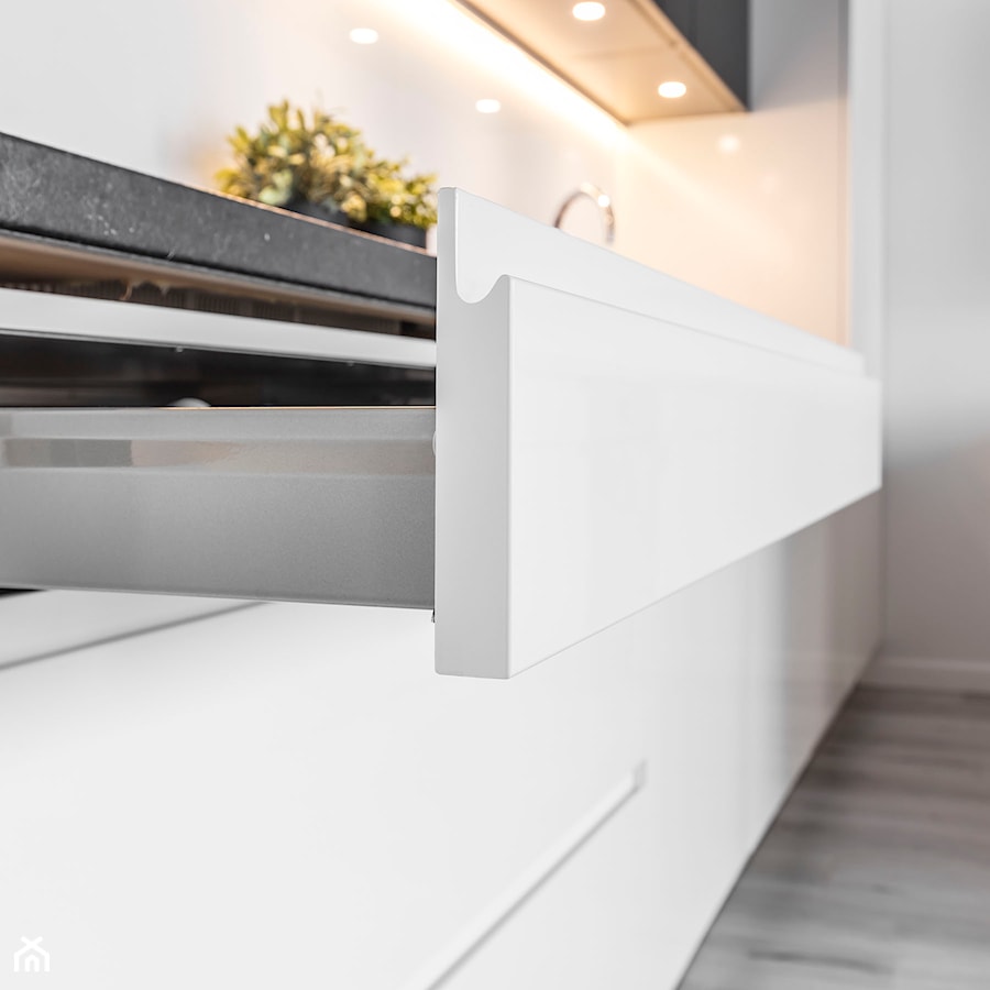 Mieszkanie w Zielonej Górze 2 - Średnia otwarta z kamiennym blatem biała z zabudowaną lodówką kuchnia jednorzędowa z oknem - zdjęcie od STRAŻYŃSKI STUDIO