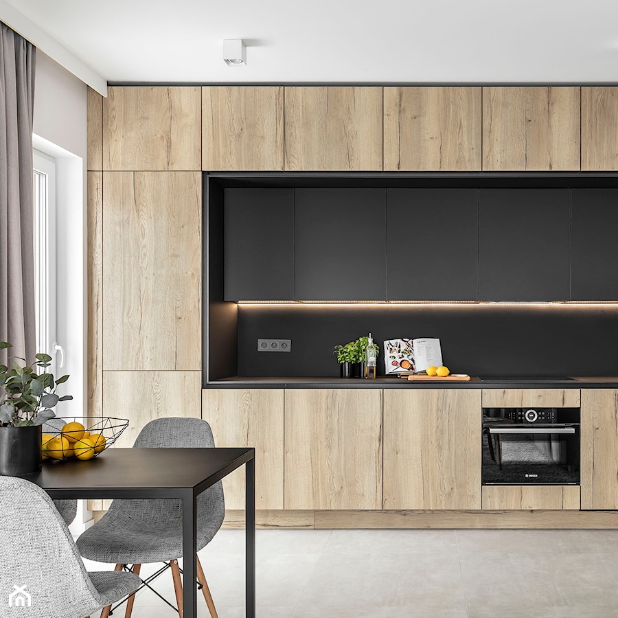 Mieszkanie w Katowicach - Średnia otwarta z kamiennym blatem biała czarna z zabudowaną lodówką kuchnia jednorzędowa z oknem - zdjęcie od STRAŻYŃSKI STUDIO
