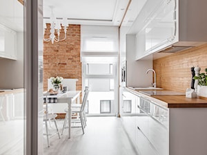 Mieszkanie w Poznaniu - Średnia otwarta z salonem z zabudowaną lodówką kuchnia jednorzędowa z oknem z kompozytem na ścianie nad blatem kuchennym - zdjęcie od STRAŻYŃSKI STUDIO
