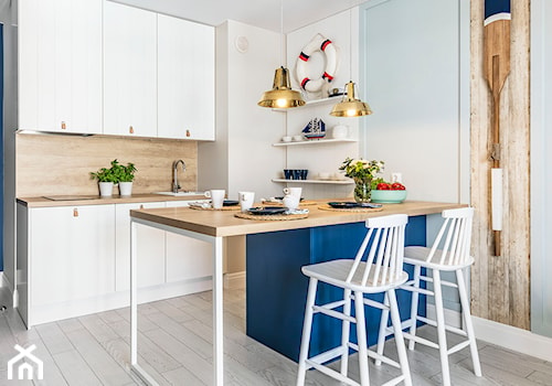 Apartament w Rewalu - Średnia otwarta szara z zabudowaną lodówką z nablatowym zlewozmywakiem kuchnia w kształcie litery u - zdjęcie od STRAŻYŃSKI STUDIO