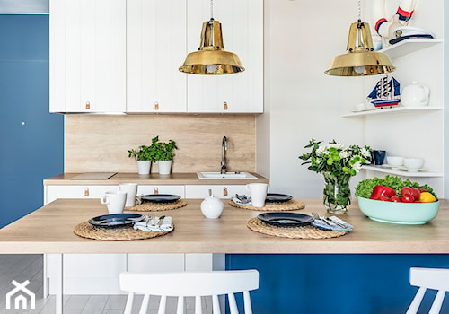 Apartament w Rewalu - Mała otwarta biała niebieska z zabudowaną lodówką z nablatowym zlewozmywakiem kuchnia dwurzędowa - zdjęcie od STRAŻYŃSKI STUDIO