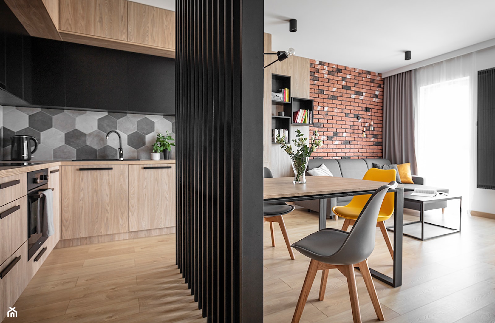 Mieszkanie w Wolsztynie 2 - Średni biały salon z kuchnią z jadalnią - zdjęcie od STRAŻYŃSKI STUDIO - Homebook
