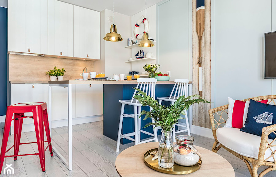Apartament w Rewalu - Średnia otwarta biała z zabudowaną lodówką kuchnia jednorzędowa - zdjęcie od STRAŻYŃSKI STUDIO