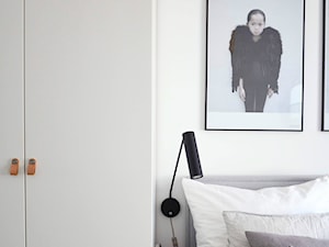 Kawalerka - Mała biała sypialnia, styl skandynawski - zdjęcie od doxium