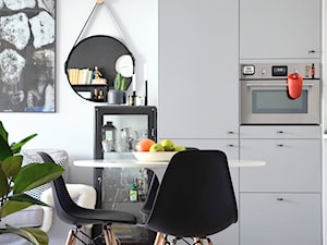 Kawalerka - Mała otwarta z salonem biała z zabudowaną lodówką kuchnia jednorzędowa, styl skandynawski - zdjęcie od doxium