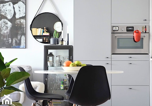 Kawalerka - Mała otwarta z salonem biała z zabudowaną lodówką kuchnia jednorzędowa, styl skandynawski - zdjęcie od doxium