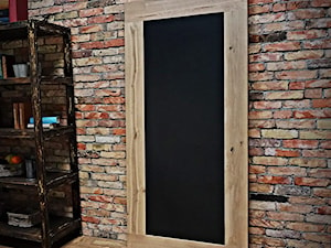 Dębowe drzwi przesuwne z tablicą kredową - zdjęcie od Rustykalne Uchwyty