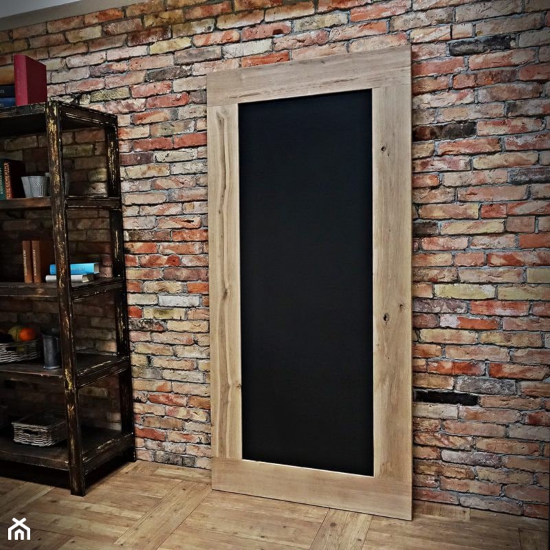 Dębowe drzwi przesuwne z tablicą kredową - zdjęcie od Rustykalne Uchwyty - Homebook