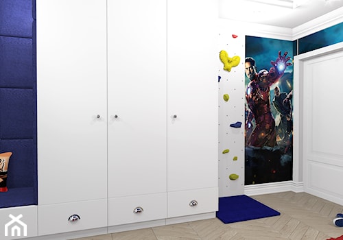 Pokój chłopca w stylu Avengers - Średni biały niebieski pokój dziecka dla dziecka dla chłopca, styl tradycyjny - zdjęcie od MILO studio