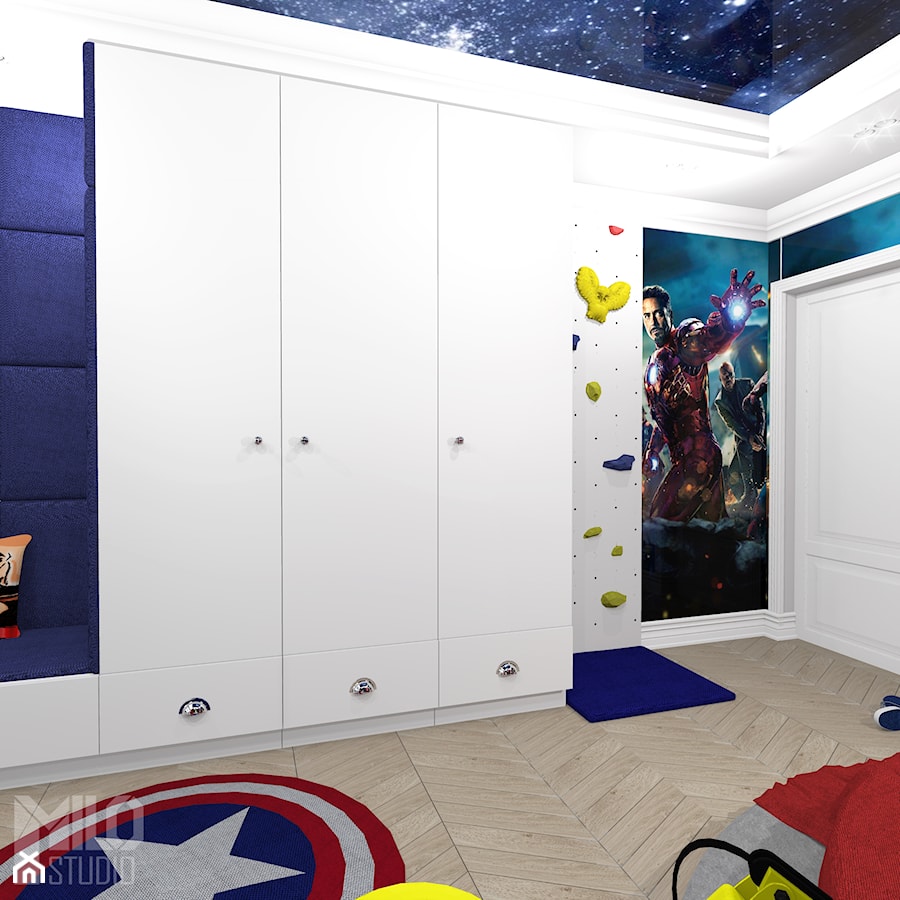 Pokój chłopca w stylu Avengers - Średni biały niebieski pokój dziecka dla dziecka dla chłopca, styl tradycyjny - zdjęcie od MILO studio