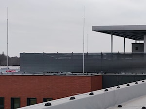 Łamacze na dachu nowej siedziby Enea w Stargardzie - zdjęcie od Spin Bobko i Staniewski sp.j.